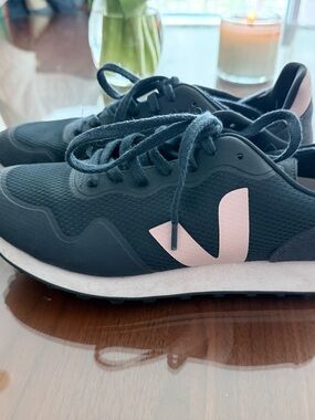 Veja Size 10 Women’s Navy/Pink NEW